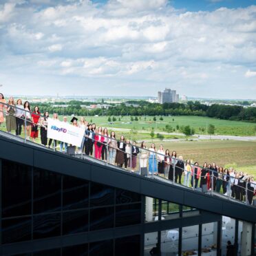 Die Talente des 4. BayFiD Jahrgangs posieren aufgereiht auf einer langen Treppe