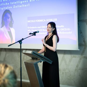 Beim Abschluss-Event des 4. Jahrgangs wird ein Vortrag gehalten