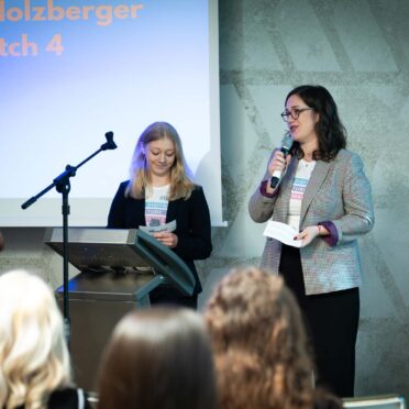 Ein BayFiD-Talent hält eine Rede beim Abschluss-Event des 4. Jahrgangs