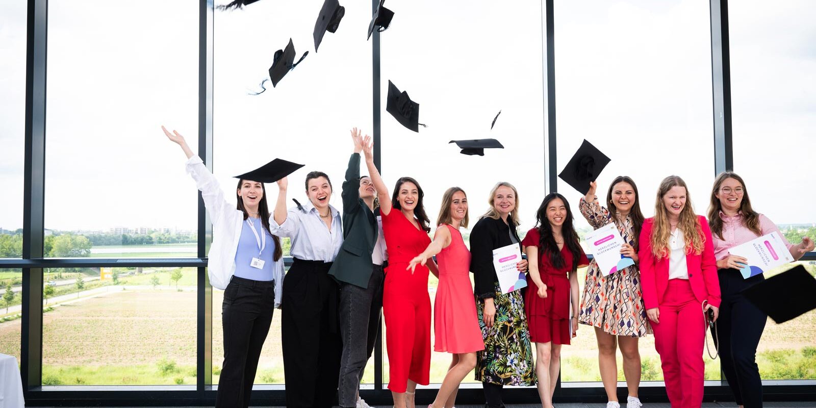 BayFiD Talente werfen nach erfolgreichem Abschluss des Jahrgangs ihre Hüt in die Luft