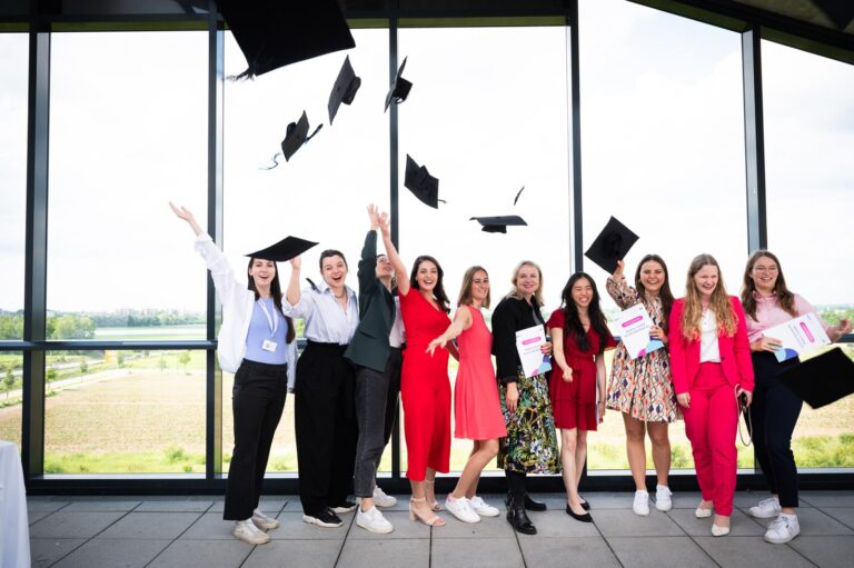 BayFiD Talente werfen nach erfolgreichem Abschluss des Jahrgangs ihre Hüt in die Luft