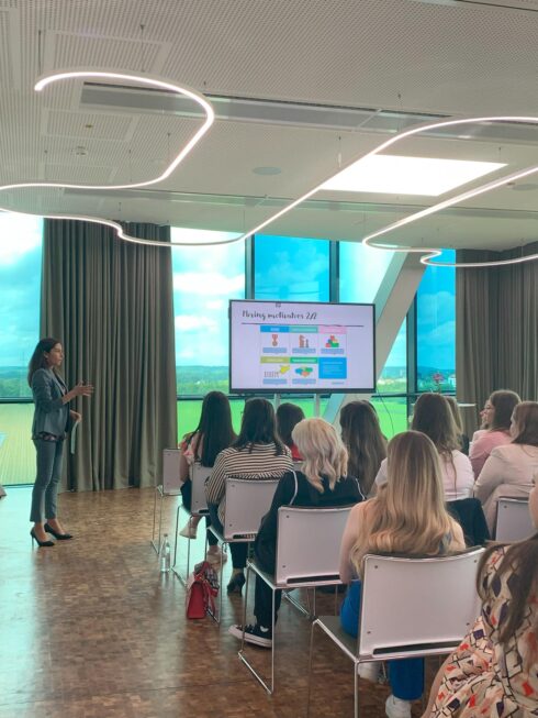 Die BayFiD Talente hören einem Vortrag zu.