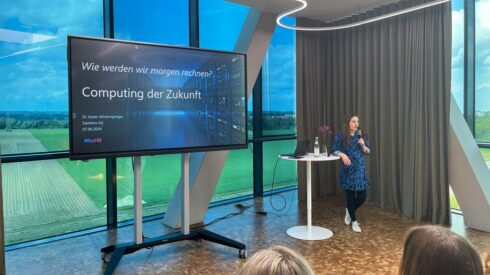 Es wird ein Vortrag gehalten zum Thema "Computing der Zukunft".