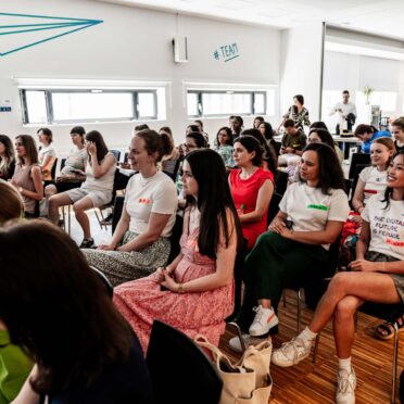 Die BayFiD-Talente hören einem Vortrag zu.