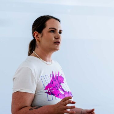 Eine Frau hält einen Vortrag für die BayFiD-Talente.