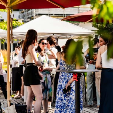 Die BayFiD-Talente stehen beisammen und unterhalten sich