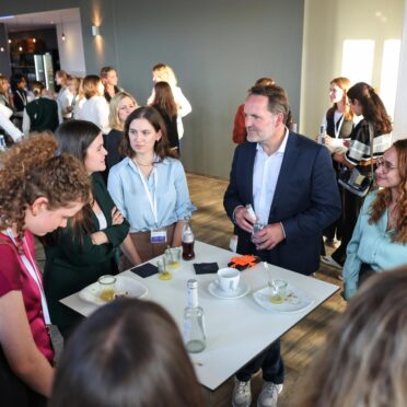 Das Bild zeigt eine Gesprächsrunde im Rahmen des BayFiD Kickoff des 6. Jahrgangs
