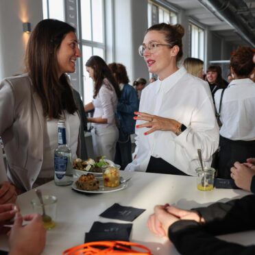 Im Rahmen des BayFiD Kickoff des 6. Jahrgangs stehen junge Frauen beieinander und unterhalten sich.