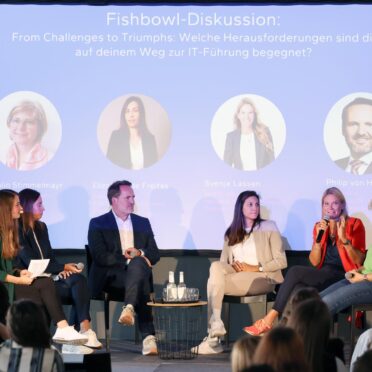 Das Bild zeigt eine Podiumsdiskussion im Rahmen des BayFiD Kickoff des 6. Jahrgangs