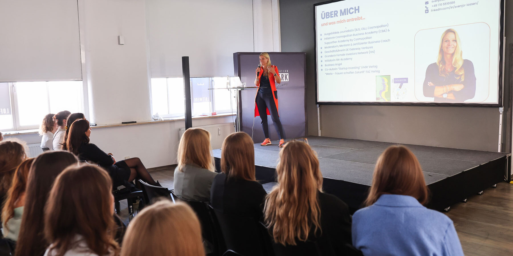 Eindrücke vom Kickoff 2024 Rolemodel Svenja Lassen hält einen Vortrag