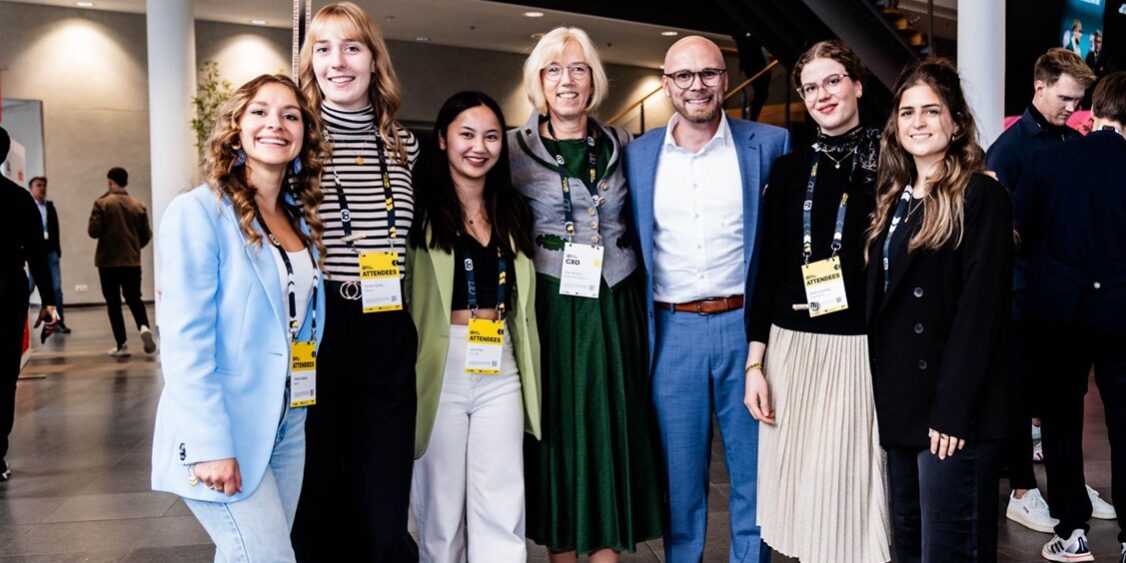 Gruppenfoto mit BayFiD-Talenten und Staatsminister für Digitales Dr. Fabian Mehring und Vorstandsmitglied von Infineon Technologies Elke Reichart