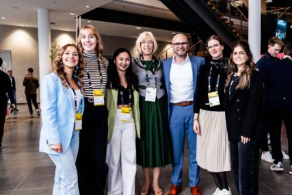 Gruppenfoto mit BayFiD-Talenten und Staatsminister für Digitales Dr. Fabian Mehring und Vorstandsmitglied von Infineon Technologies Elke Reichart