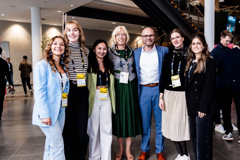 BayFiD bei Bits and Pretzels 1 Gruppenfoto mit BayFiD-Talenten und Staatsminister für Digitales Dr. Fabian Mehring und Vorstandsmitglied von Infineon Technologies Elke Reichart