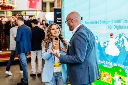 Dr. Fabian Mehring im Gespräch mit BayFiD-Talent Sophie