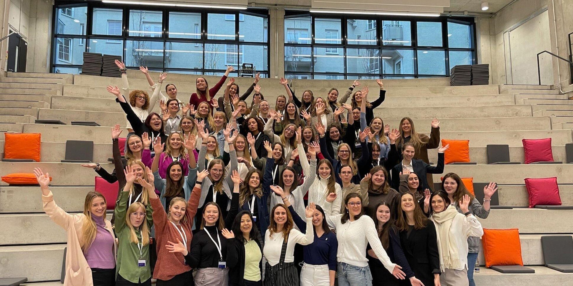 Future Forward: Nachhaltigkeit trifft digitale Innovation Ein Gruppenfoto der BayFiD-Talente bei der Veranstaltung „Future Forward: Nachhaltigkeit trifft digitale Innovation“