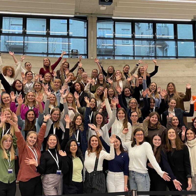 Ein Gruppenfoto der BayFiD-Talente bei der Veranstaltung „Future Forward: Nachhaltigkeit trifft digitale Innovation“