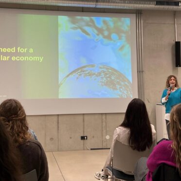 Das Bild zeigt einen Vortrag im Rahmen der BayFiD Veranstaltung „Future Forward: Nachhaltigkeit trifft digitale Innovation“