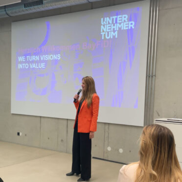Das Bild zeigt einen Vortrag im Rahmen der BayFiD Veranstaltung „Future Forward: Nachhaltigkeit trifft digitale Innovation“