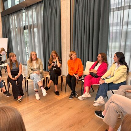 Die BayFiD Talente sitzen in er Gesprächsrunde