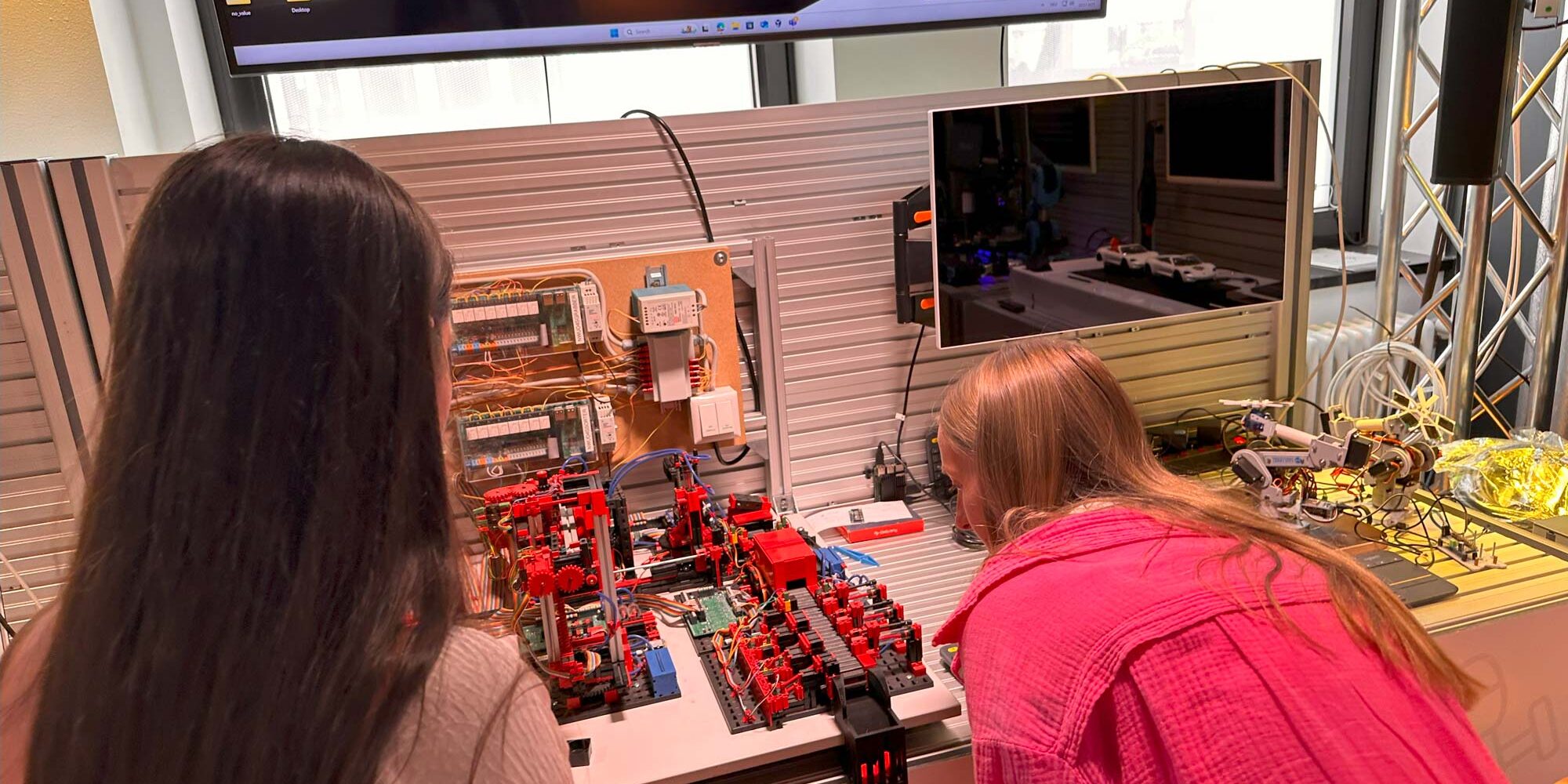 BayFiD On Tour – Accenture 2 BayFiD Talente sehen sich eine technische Vorrichtung ganz genau an