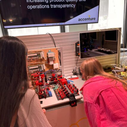 2 BayFiD Talente sehen sich eine technische Vorrichtung ganz genau an