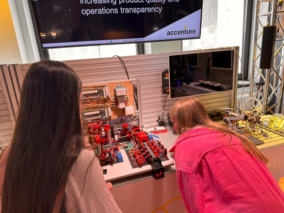 BayFiD On Tour – Accenture 2 BayFiD Talente sehen sich eine technische Vorrichtung ganz genau an