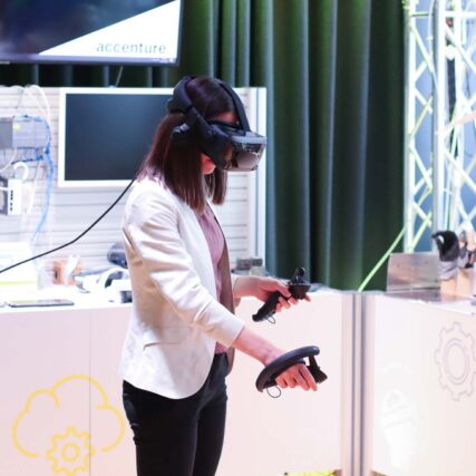 Ein BayFiD Talent probiert eine VR Brille aus