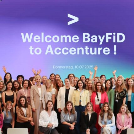 Gruppenbild der BayFiD Talente beim Besuch bei Accenture