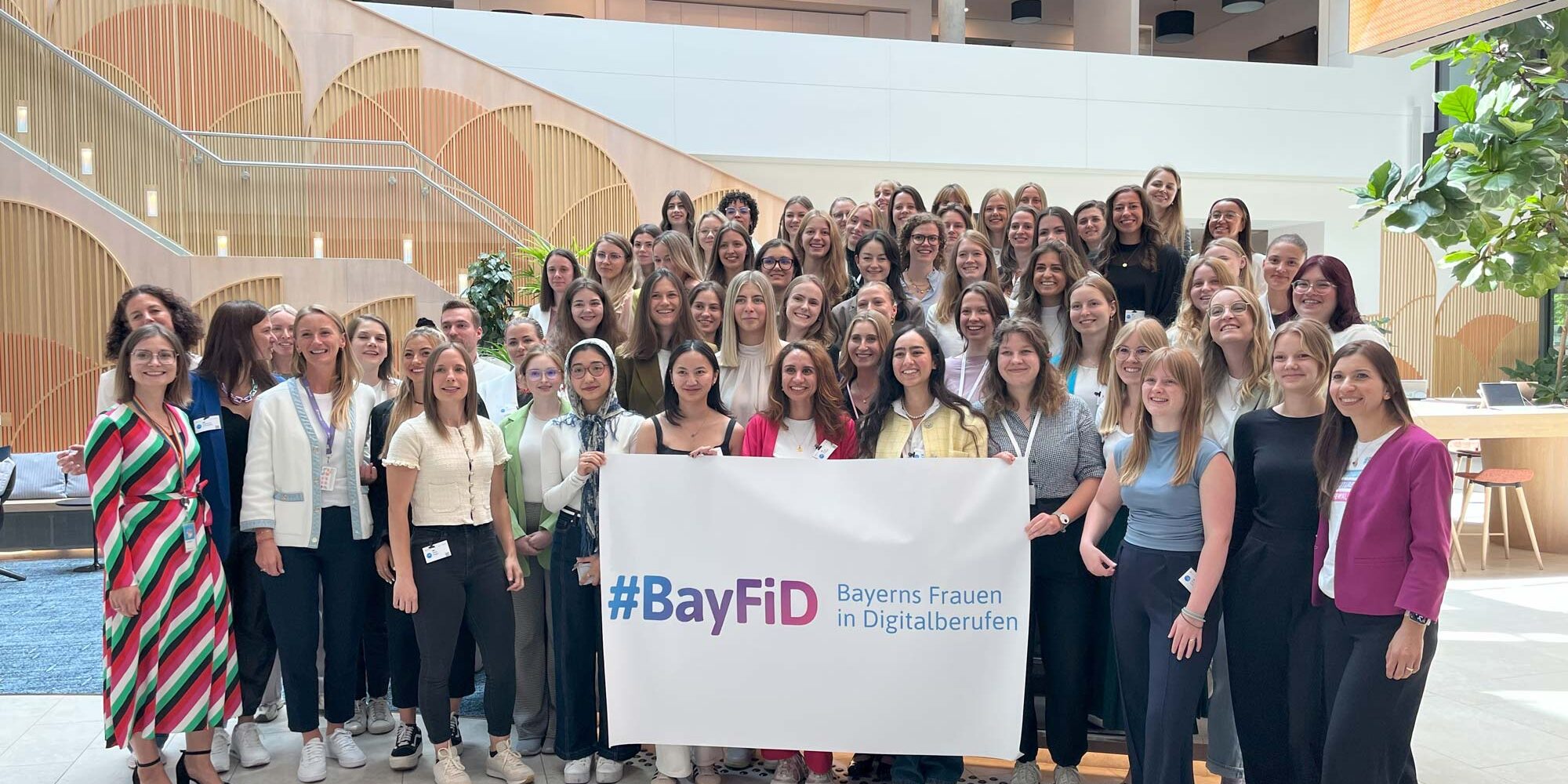 Gruppenbild der BayFiD Talente beim Besuch bei Microsoft