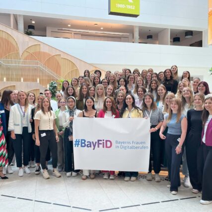 Gruppenbild der BayFiD Talente beim Besuch bei Microsoft