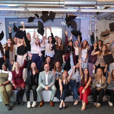 Gruppenbild der BayFiD-Talente von Batch 5, die ihre Hüte hochwerfen