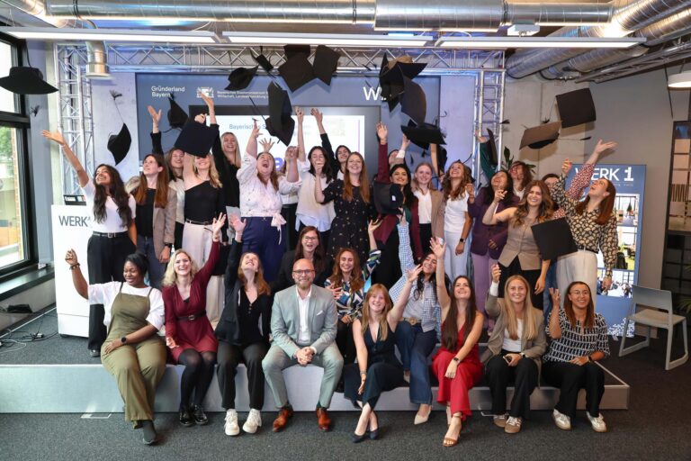 Gruppenbild der BayFiD-Talente von Batch 5, die ihre Hüte hochwerfen