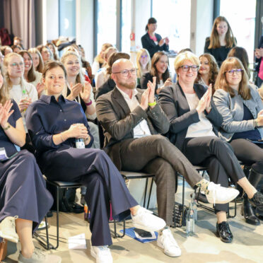 Fabian Mehring, Bayerns Staatsminister fĂĽr Digitales, begrĂĽĂźt 47 junge Frauen beim Kick-Off-Event des Batch 7 der Initiative BayFiD, Bayerns Frauen in Digitalberufen.