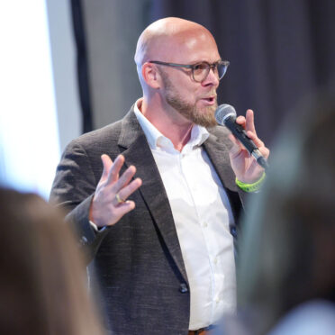 Fabian Mehring, Bayerns Staatsminister fĂĽr Digitales, begrĂĽĂźt 47 junge Frauen beim Kick-Off-Event des Batch 7 der Initiative BayFiD, Bayerns Frauen in Digitalberufen.