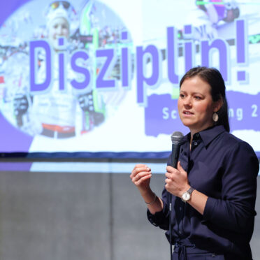 Olympiasiegerin Victoria Rebensburg hält einen Impulsvortrag vor 47 Frauen beim Kick-Off-Event des Batch 57der Initiative BayFiD, Bayerns Frauen in Digitalberufen.