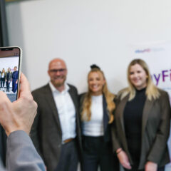 Fabian Mehring, Bayerns Staatsminister für Digitales, begrüßt 47 junge Frauen beim Kick-Off-Event des Batch 7 der Initiative BayFiD, Bayerns Frauen in Digitalberufen.