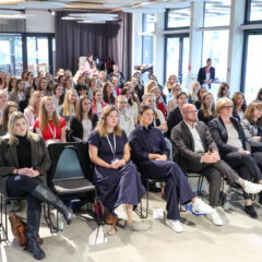 Fabian Mehring, Bayerns Staatsminister für Digitales, begrüßt 47 junge Frauen beim Kick-Off-Event des Batch 7 der Initiative BayFiD, Bayerns Frauen in Digitalberufen.