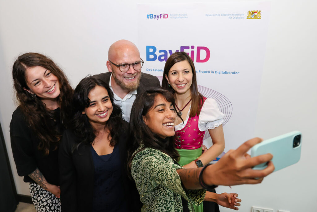 Fabian Mehring, Bayerns Staatsminister für Digitales und Talente des Batch 7 posieren für ein Selfie.
