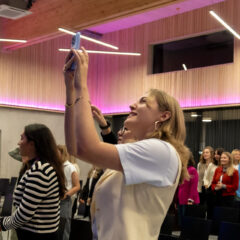 Fabian Mehring, Bayerns Staatsminister für Digitales, begrüßt 47 junge Frauen beim Kick-Off-Event des Batch 7 der Initiative BayFiD, Bayerns Frauen in Digitalberufen.