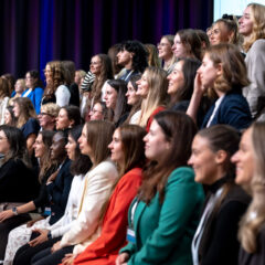Fabian Mehring, Bayerns Staatsminister für Digitales, begrüßt 47 junge Frauen beim Kick-Off-Event des Batch 7 der Initiative BayFiD, Bayerns Frauen in Digitalberufen.