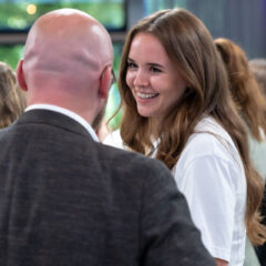 Fabian Mehring, Bayerns Staatsminister für Digitales, begrüßt 47 junge Frauen beim Kick-Off-Event des Batch 7 der Initiative BayFiD, Bayerns Frauen in Digitalberufen.