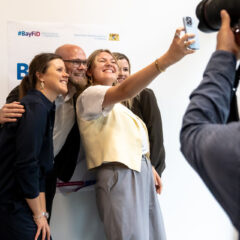 Fabian Mehring, Bayerns Staatsminister für Digitales, begrüßt 47 junge Frauen beim Kick-Off-Event des Batch 7 der Initiative BayFiD, Bayerns Frauen in Digitalberufen.