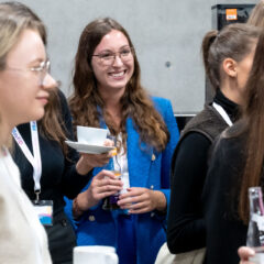 Fabian Mehring, Bayerns Staatsminister für Digitales, begrüßt 47 junge Frauen beim Kick-Off-Event des Batch 7 der Initiative BayFiD, Bayerns Frauen in Digitalberufen.