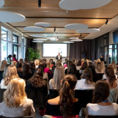 Fabian Mehring, Bayerns Staatsminister für Digitales, begrüßt 47 junge Frauen beim Kick-Off-Event des Batch 7 der Initiative BayFiD, Bayerns Frauen in Digitalberufen.