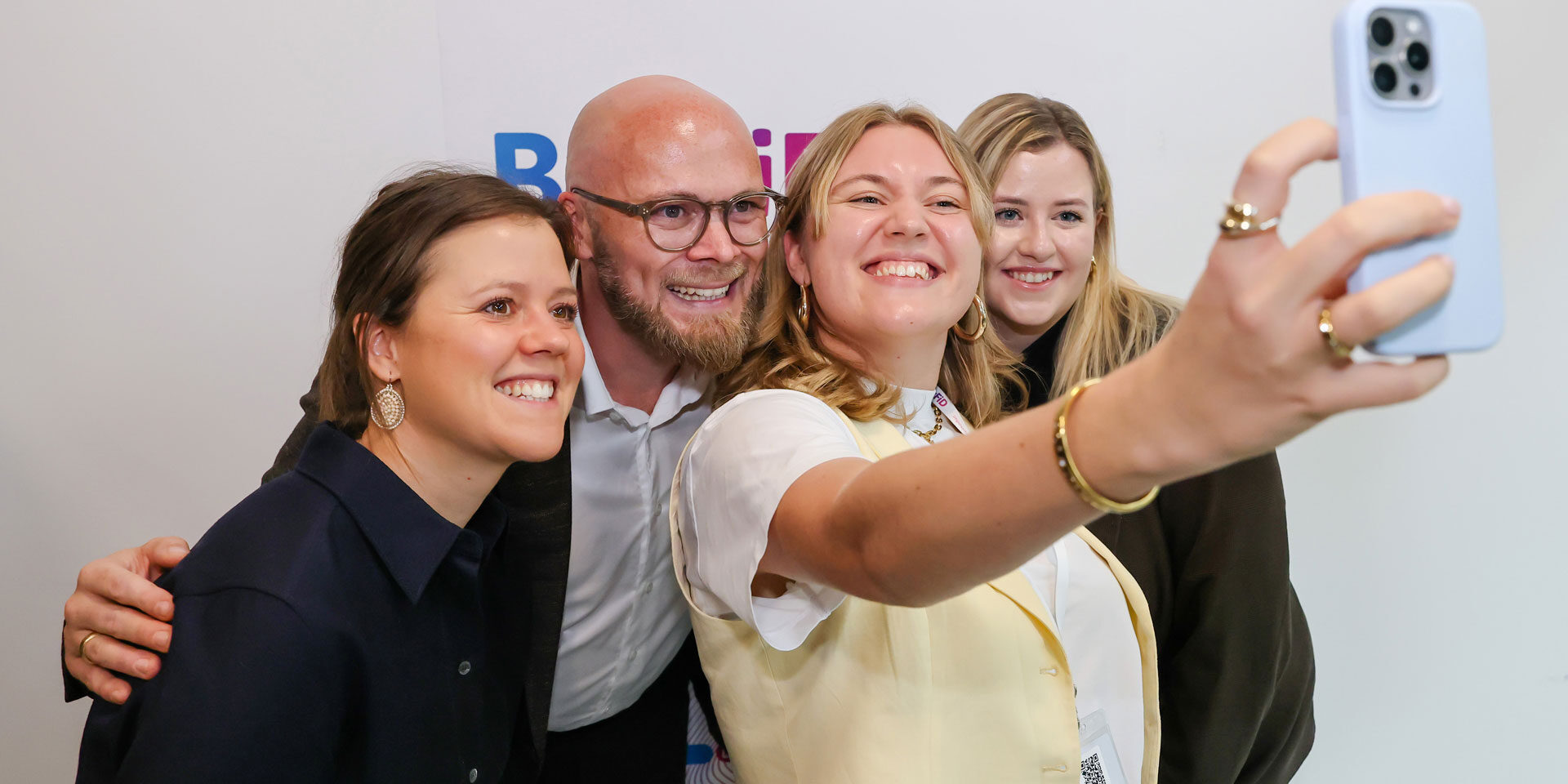 BayFiD Kickoff Batch 7 am 23.09.2025 in Augsburg Fabian Mehring, Bayerns Staatsminister für Digitales, begrüßt 47 junge Frauen beim Kick-Off-Event des Batch 57der Initiative BayFiD, Bayerns Frauen in Digitalberufen.