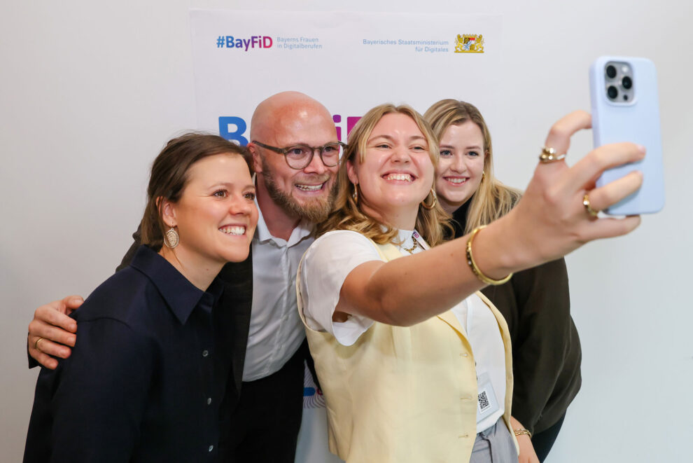 Fabian Mehring, Bayerns Staatsminister für Digitales, begrüßt 47 junge Frauen beim Kick-Off-Event des Batch 57der Initiative BayFiD, Bayerns Frauen in Digitalberufen.