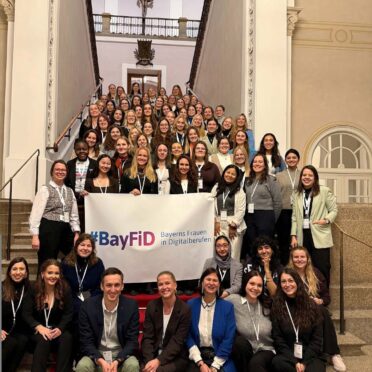 Gruppenfoto der BayFiD Talente beim Besuch im Landtag