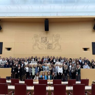 Gruppenfoto der BayFiD Talente beim Besuch im Landtag