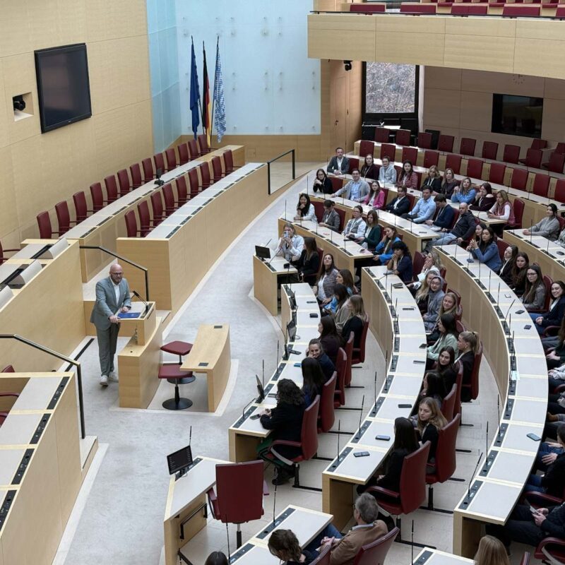 Die BayFiD Talente beim Besuch im Landtag